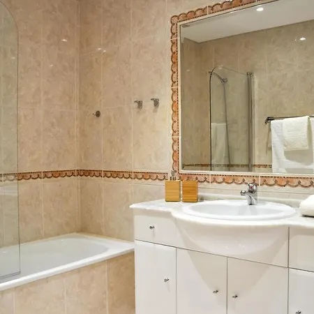 Lovelystay - 2br Modern, Pool Access, Close To Marina & * Quarteira