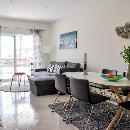 Lovelystay - 2br Modern, Pool Access, Close To Marina &