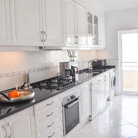 Lovelystay - 2br Modern, Pool Access, Close To Marina & Apartamento
