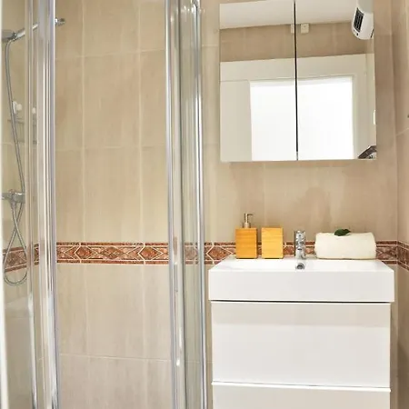 Lovelystay - 2br Modern, Pool Access, Close To Marina & Quarteira