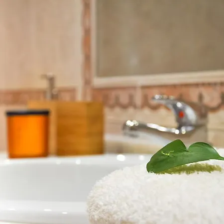 Lovelystay - 2br Modern, Pool Access, Close To Marina & Apartamento