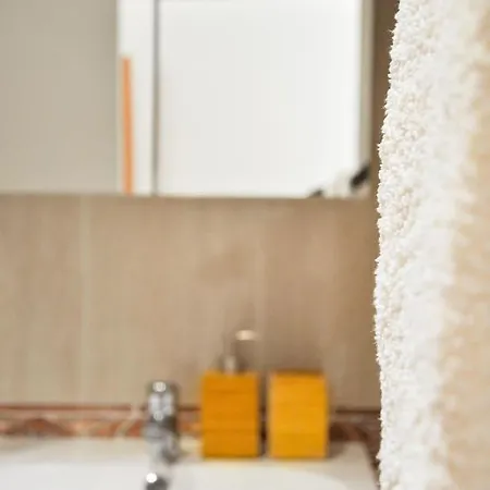Lovelystay - 2br Modern, Pool Access, Close To Marina &