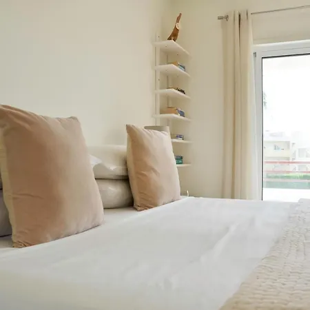 Lovelystay - 2br Modern, Pool Access, Close To Marina &