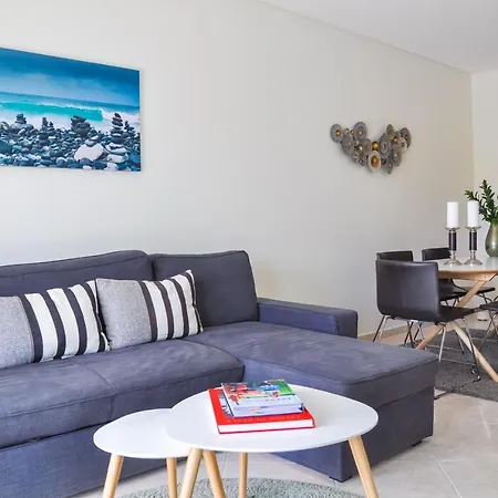 Lovelystay - 2br Modern, Pool Access, Close To Marina & Appartement *
